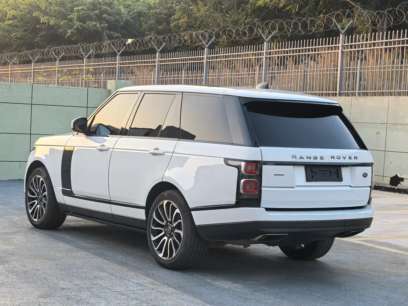 Land Rover Range Rover 2019 3.0 SC V6 Golden Age Edition фото 6