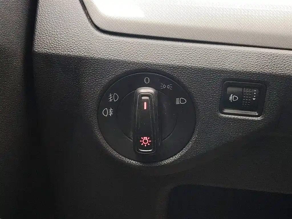 Volkswagen Lavida 2017 1.6L Manual Comfort Edition фото 21