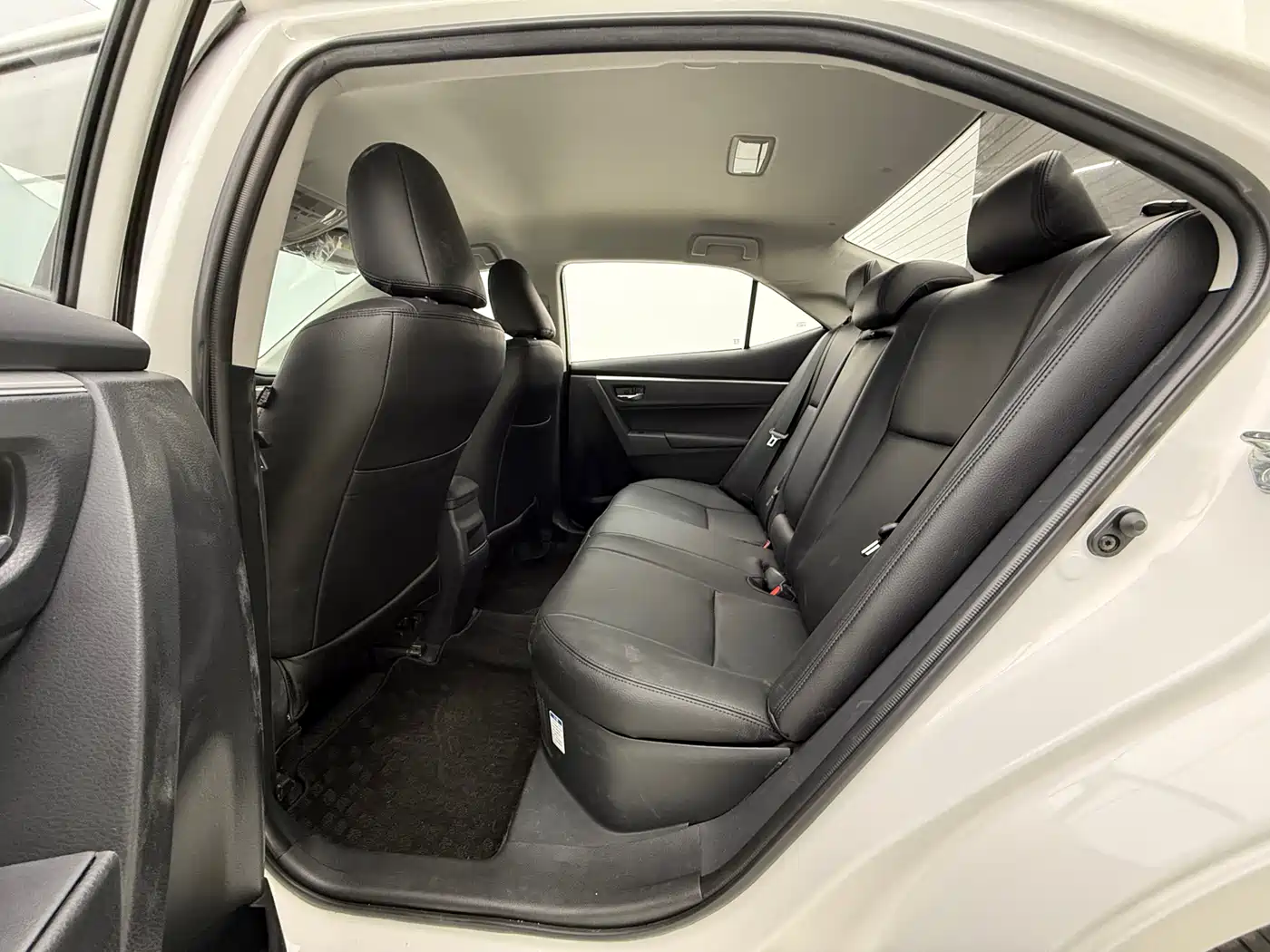 Toyota Corolla 2018 Hybrid 1.8L E-CVT Smart Edition фото 13