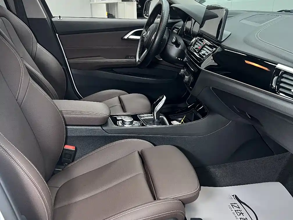 BMW 1 Series 2022 120i M Sport Shadow Edition фото 20