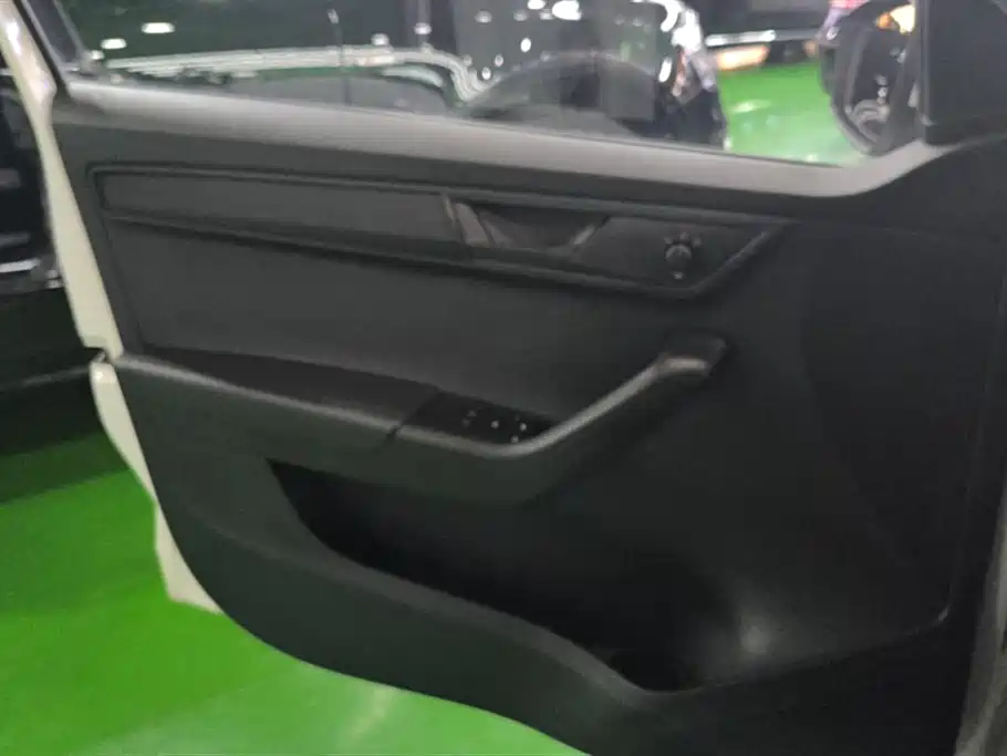 Škoda Fabia 2016 1.4L Automatic Car Enjoy Edition фото 7