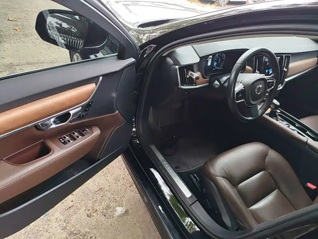 Photo 12 - Volvo S90