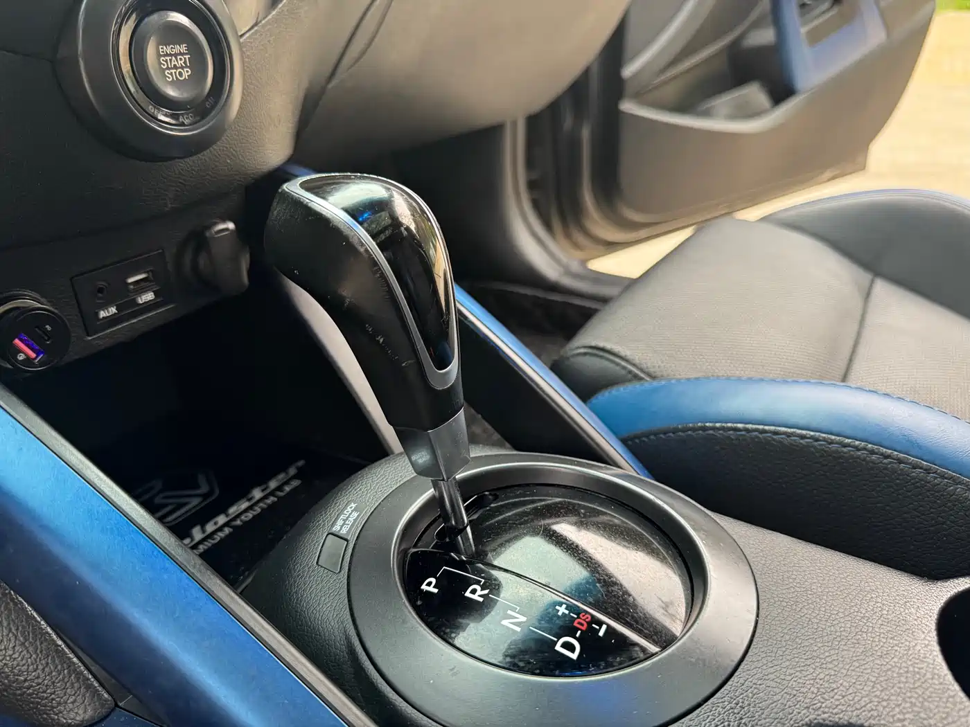 Hyundai Veloster 2015 1.6T Automatic Luxury Edition фото 8