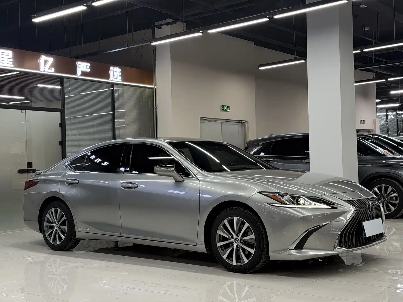 Lexus ES 2020 Model 300h Excellence Edition фото 3