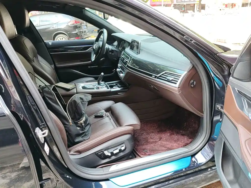 Фото 25 - BMW 7 Series