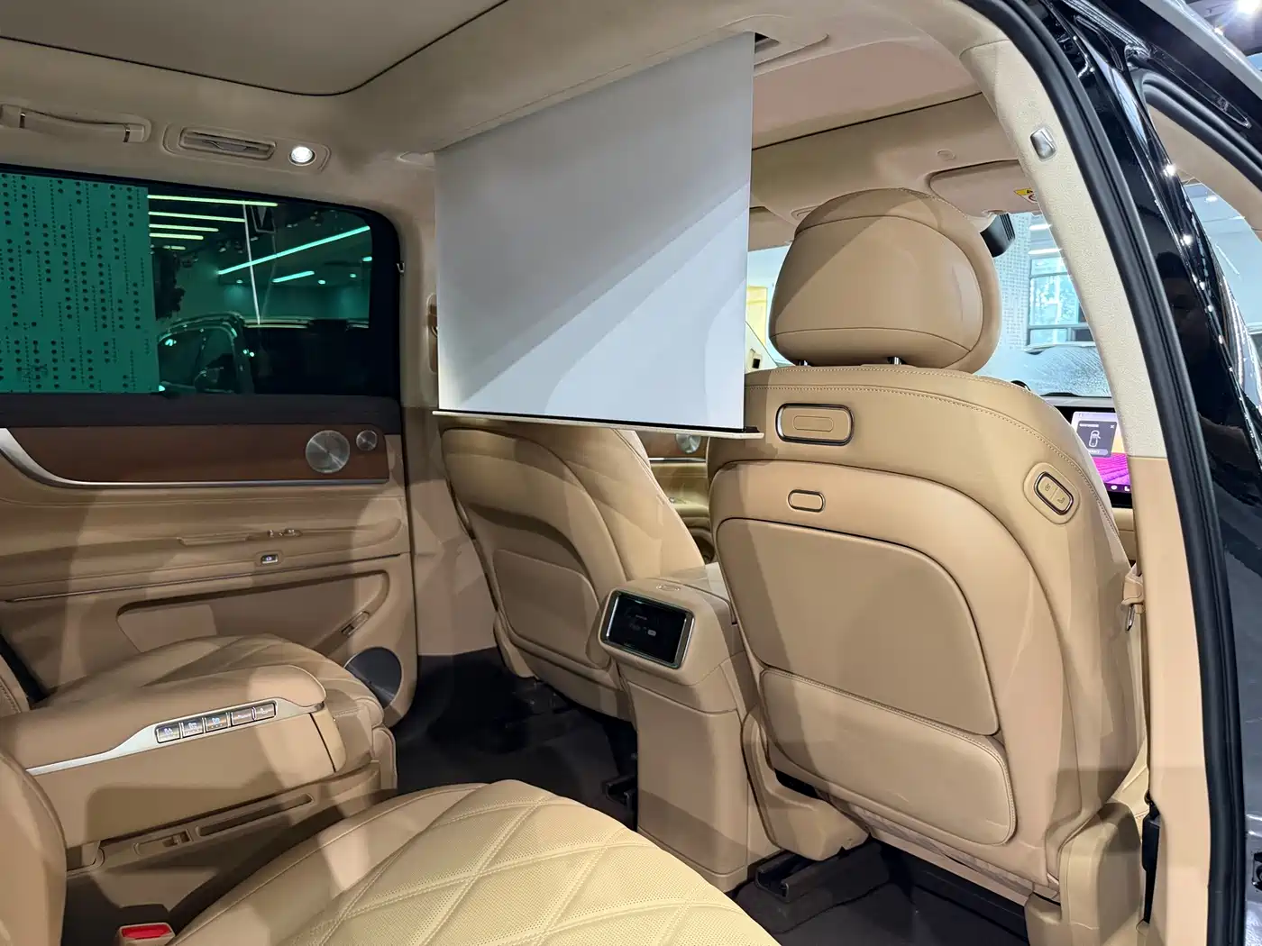 AITO Wenjie AITO M9 2025 Extended Range Ultra 52kWh 6-Seater фото 12