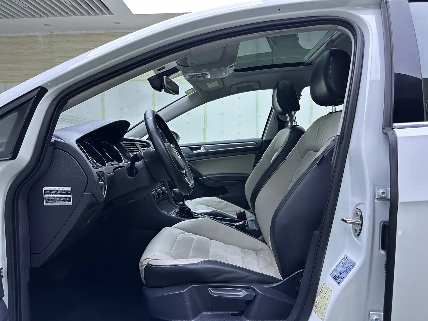 Volkswagen Golf 2017 230TSI Auto Luxury Millionth Anniversary Edition фото 8