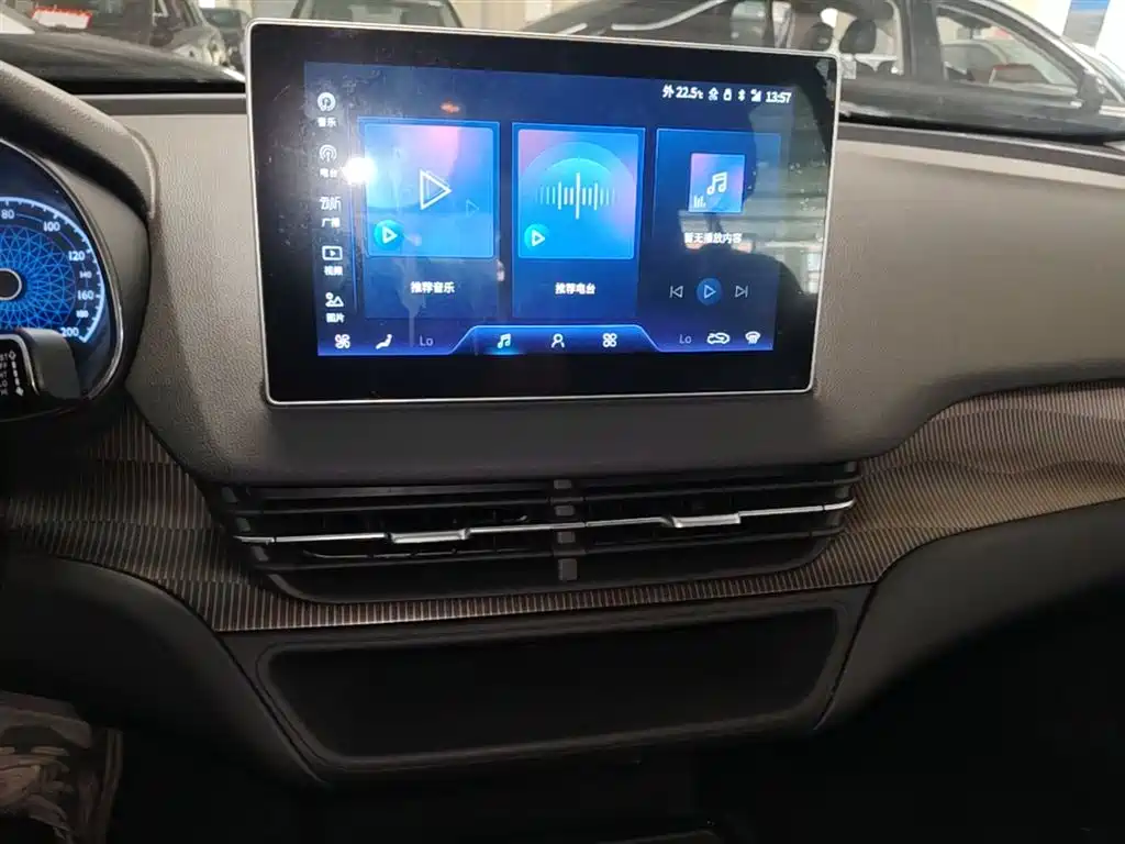 Hongqi E-QM5 2023 Facelift Basic Travel Edition фото 9