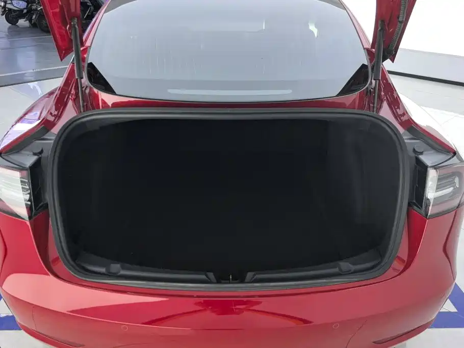 Фото 4 - Tesla Model 3