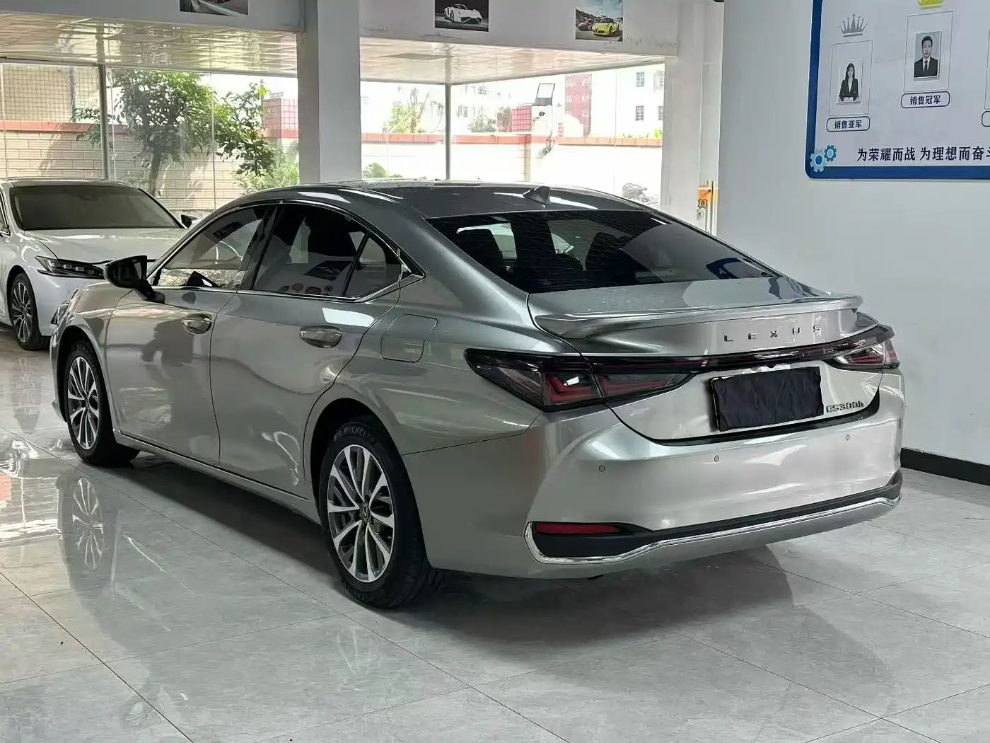 Lexus ES 2025 300h Ultimate Edition фото 7