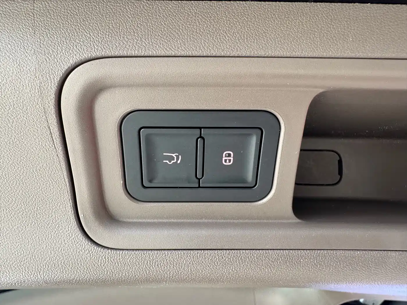 Denza D9 2022 DM-i 970 AWD Flagship фото 37