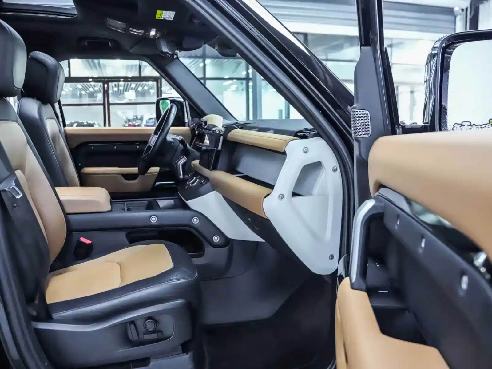 Photo 8 - Land Rover Defender