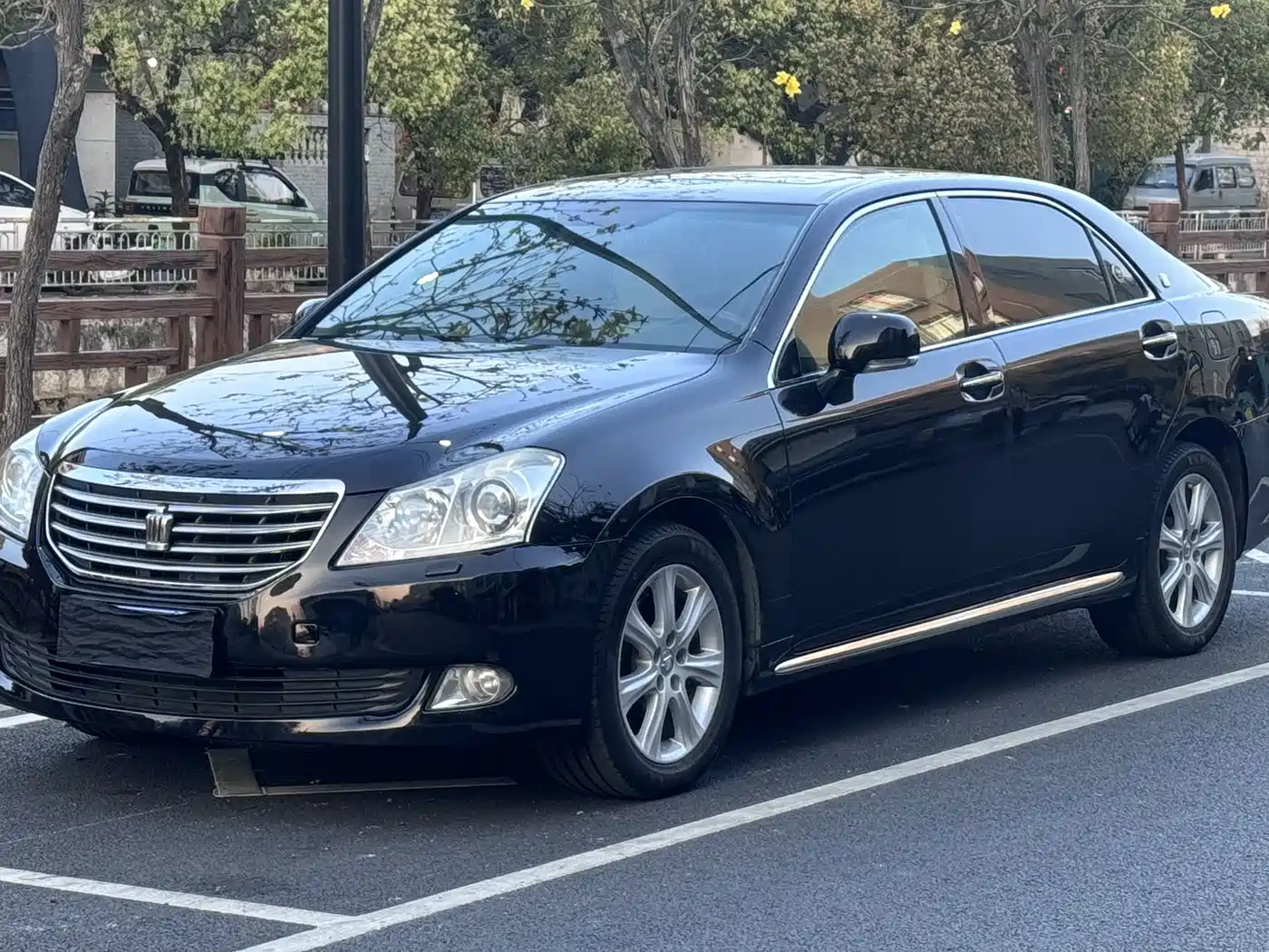 Toyota Crown 2010 3.0L Royal Saloon фото 2