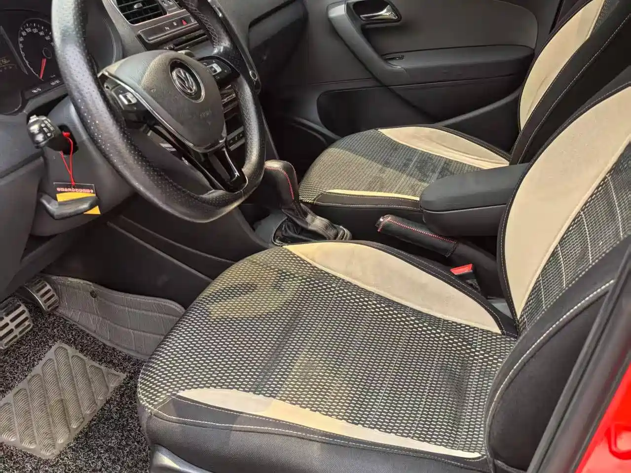Volkswagen Polo 2014 1.6L Cross Polo Automatic фото 7