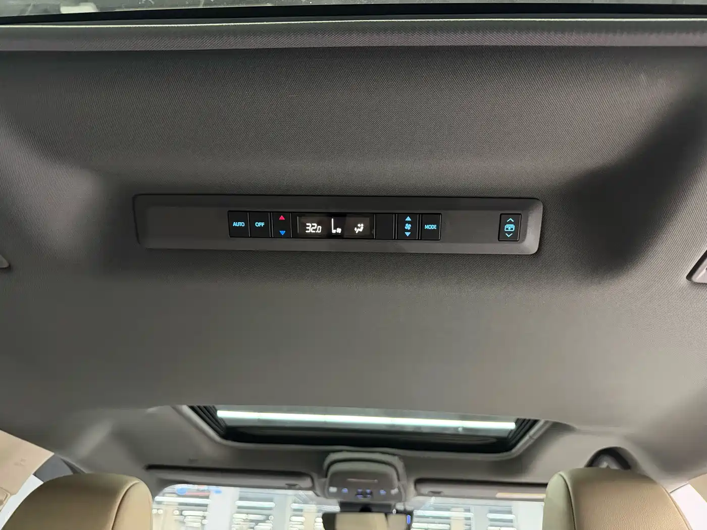 Toyota Granvia 2023 2.5L Hybrid Prestige PLUS Edition фото 17