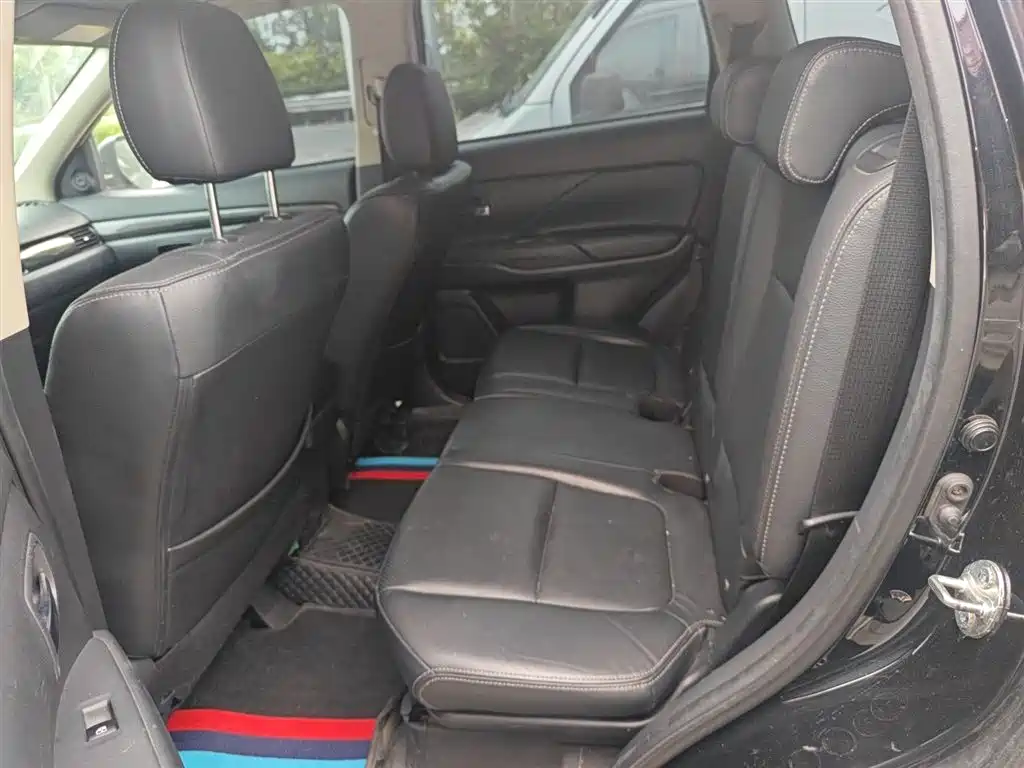 MITSUBISHI OUTLANDER
