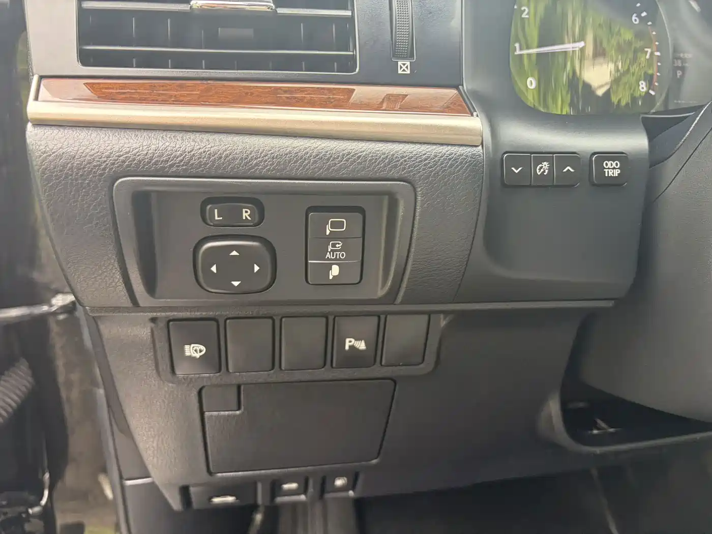 Photo 15 - Lexus ES