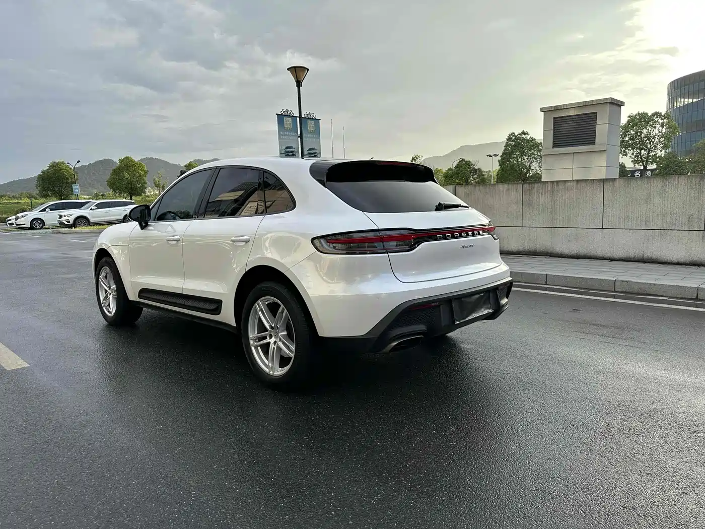 PORSCHE MACAN