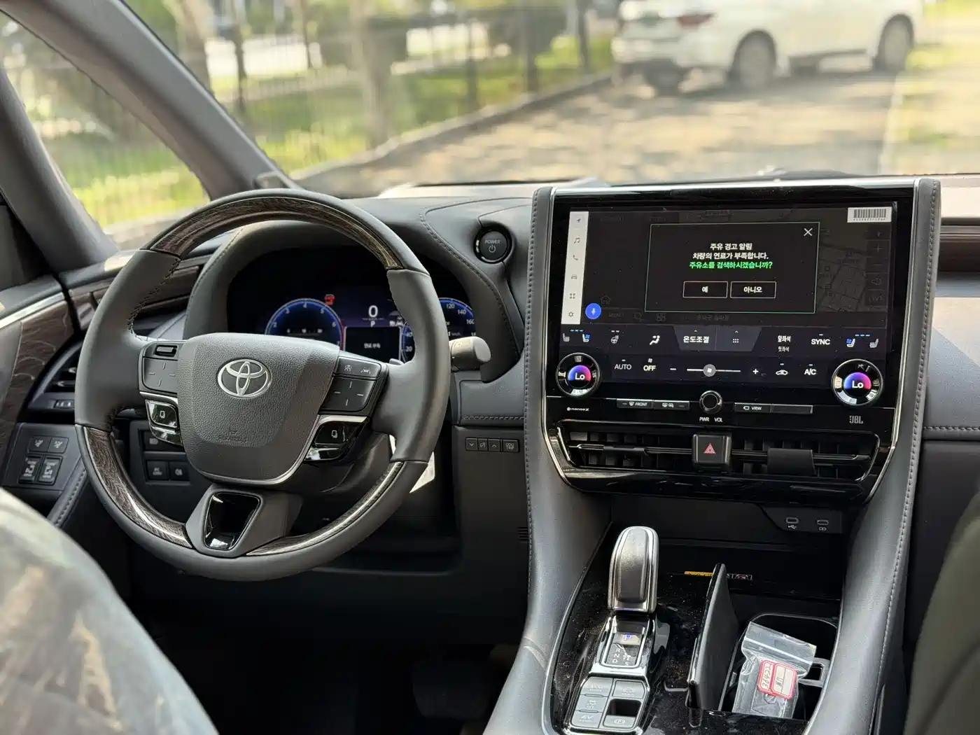 Toyota Alphard 2025 Hybrid 2.5L Ultimate Gold Edition фото 8