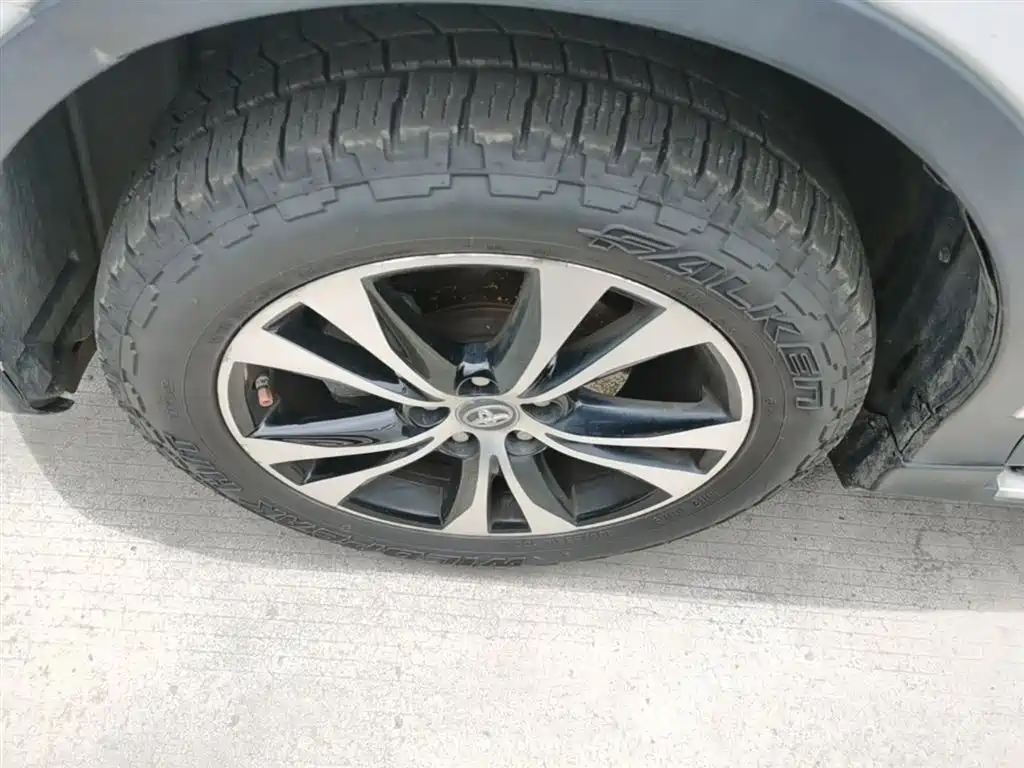 Toyota RAV4 Rongfang 2015 2.5L Automatic 4WD Luxury Edition фото 23