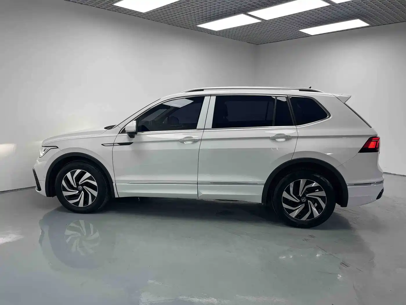 Volkswagen Tiguan L 2023 Facelift 330TSI Automatic 2WD Smart Edition фото 4