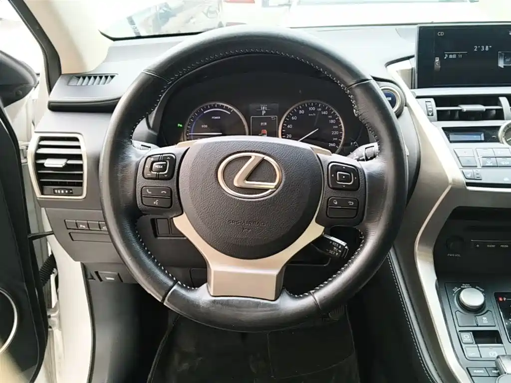 Lexus NX 2015 300h FWD Luxury фото 7