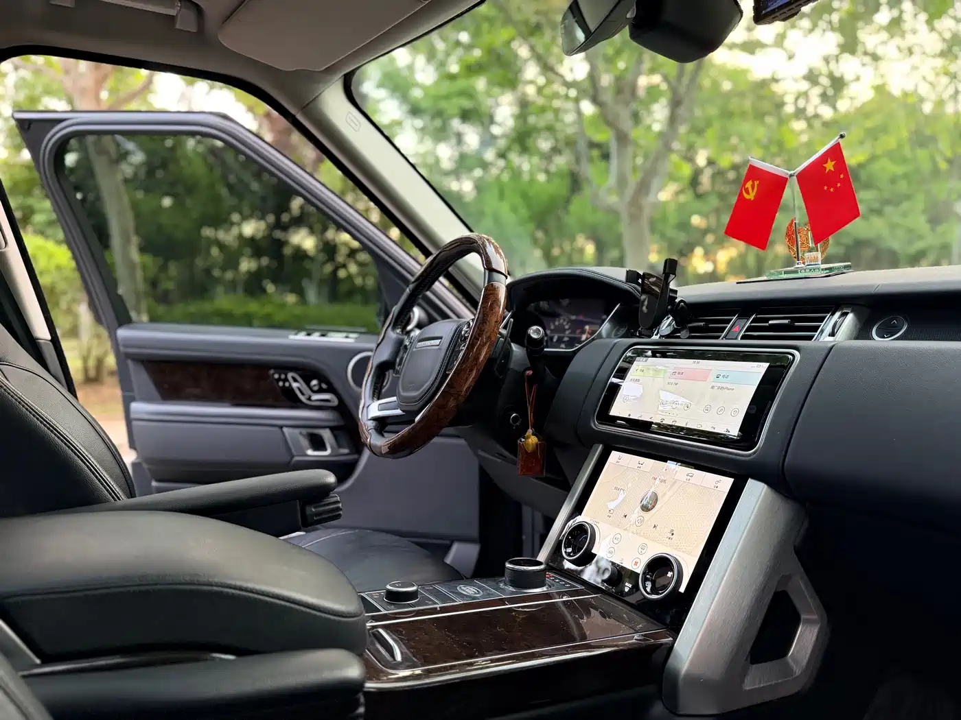 Land Rover Range Rover 2022 3.0 L6 360PS Golden Age Edition фото 8