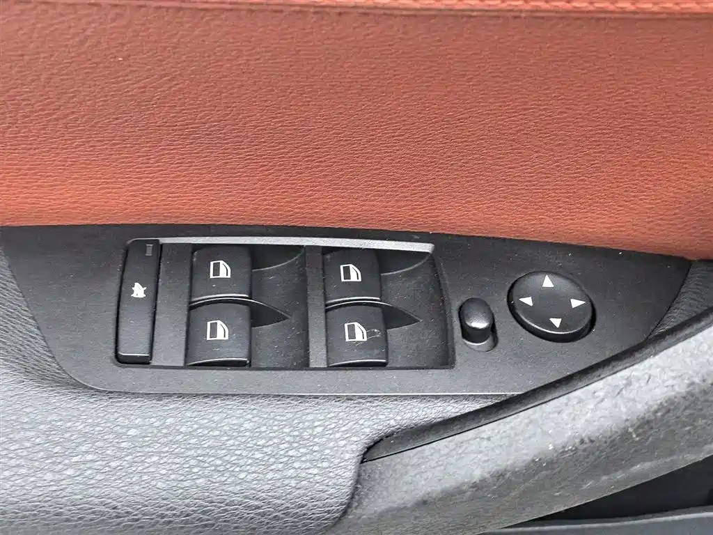 BMW X1 (Import) 2010 sDrive18i Luxury Model фото 9