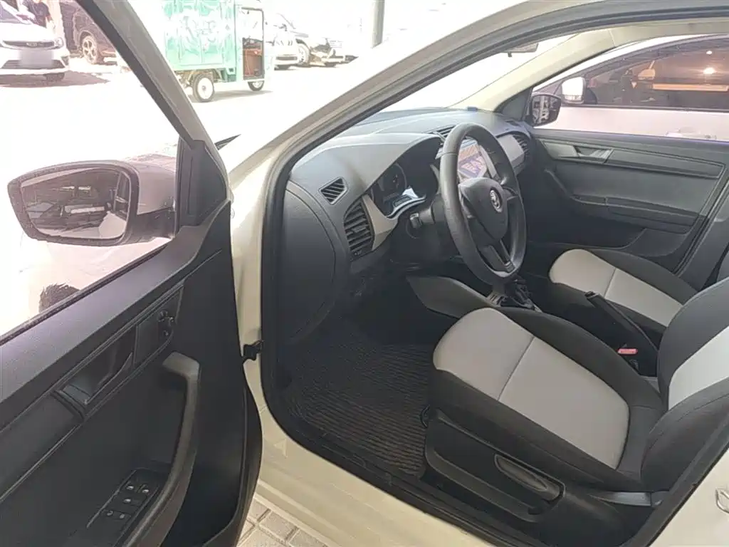 Škoda Fabia 2017 1.4L Auto Car Enjoy Edition фото 16