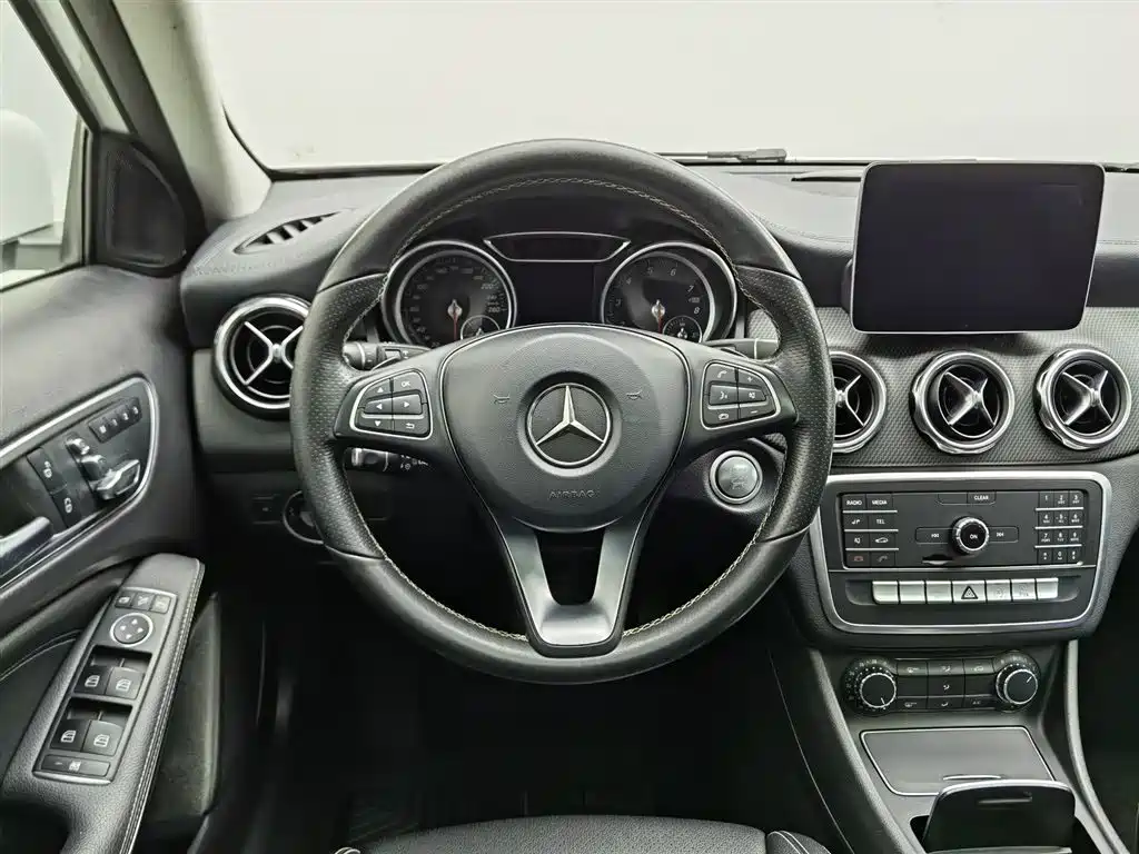 Mercedes-Benz GLA 2018 GLA 200 Fashion фото 11