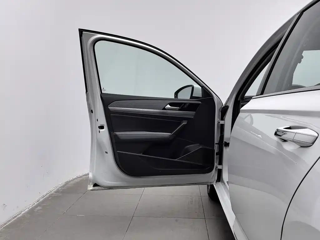 صورة 8 - Volkswagen Lavida