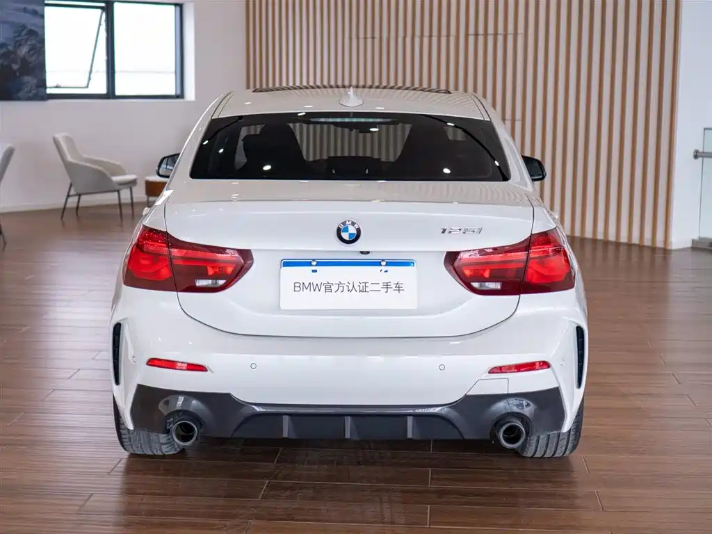 BMW 1 Series 2023 125i M Sport Shadow Edition фото 7