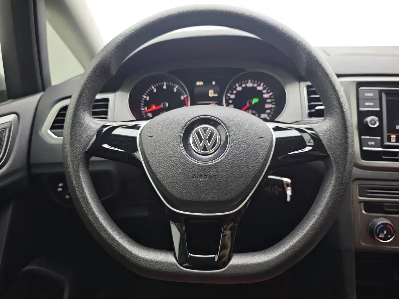 Volkswagen Golf Sportsvan 2018 1.6L Automatic Comfort фото 16