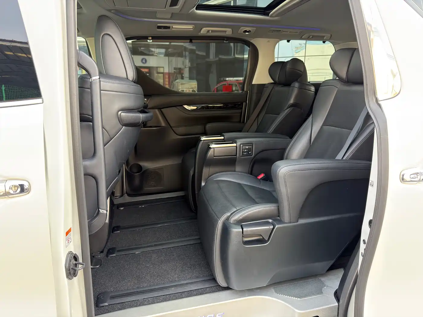 Toyota Vellfire 2023 Crown Hybrid 2.5L HV Luxury фото 6
