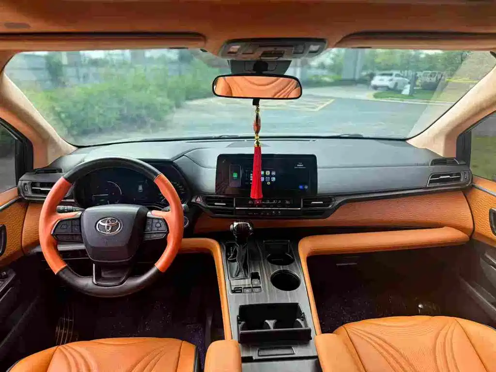 Toyota Sienna 2023 2.5L Hybrid Comfort Edition фото 4