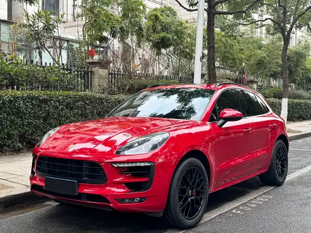 PORSCHE MACAN