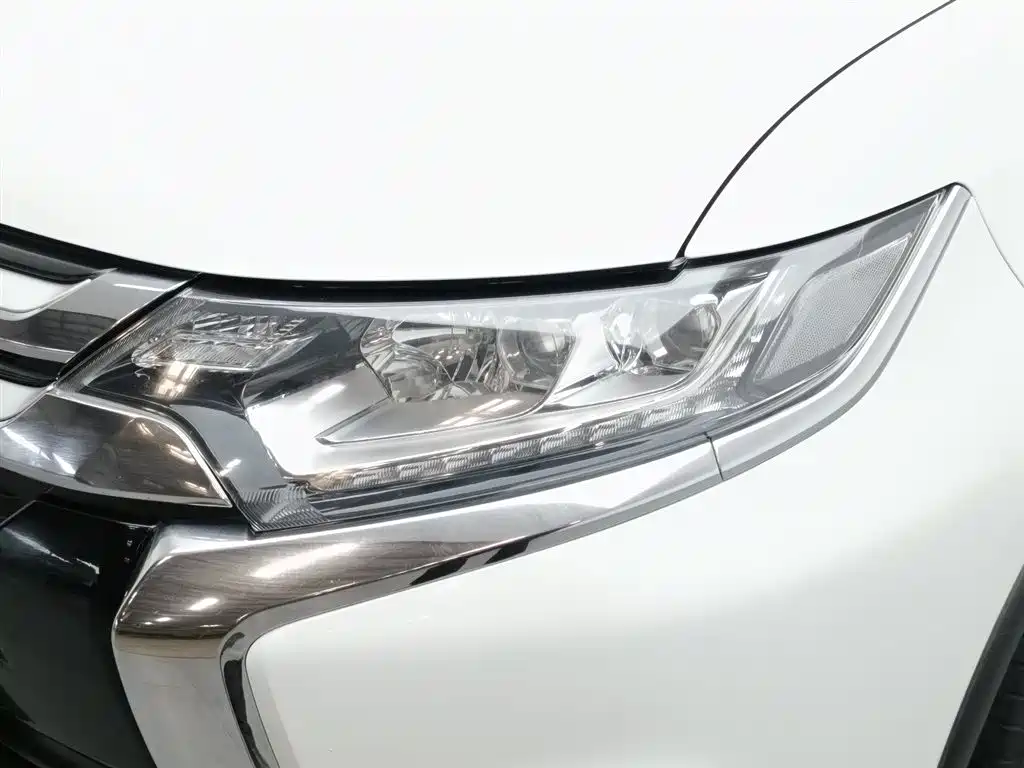 Mitsubishi Outlander 2018 2.4L 4WD Luxury Edition 7-seater фото 7