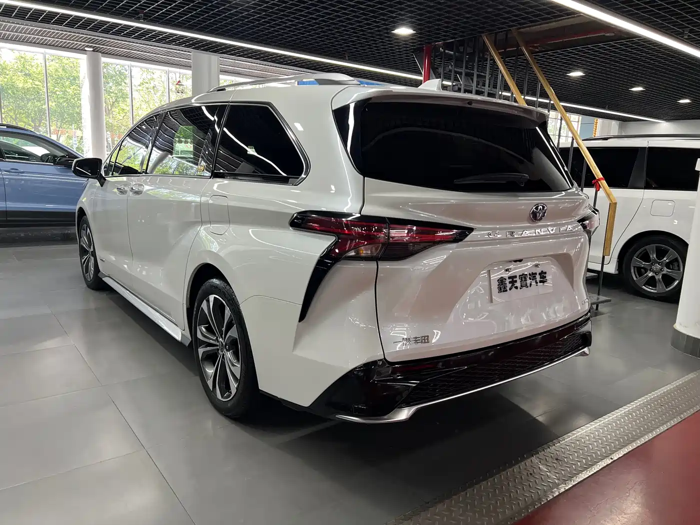 Toyota Granvia 2023 2.5L Hybrid Flagship VIP Edition фото 2