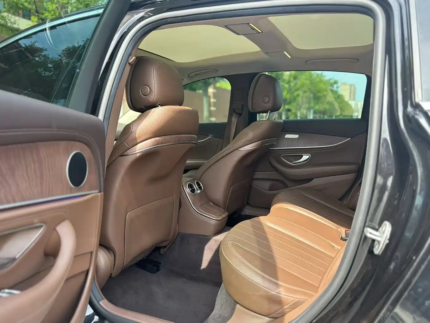 Mercedes-Benz E-Class New Energy 2022 E 350 e L Plug-in Hybrid Sedan фото 5