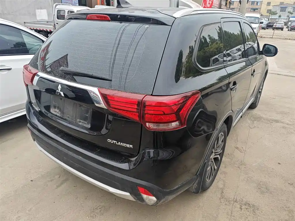 MITSUBISHI OUTLANDER