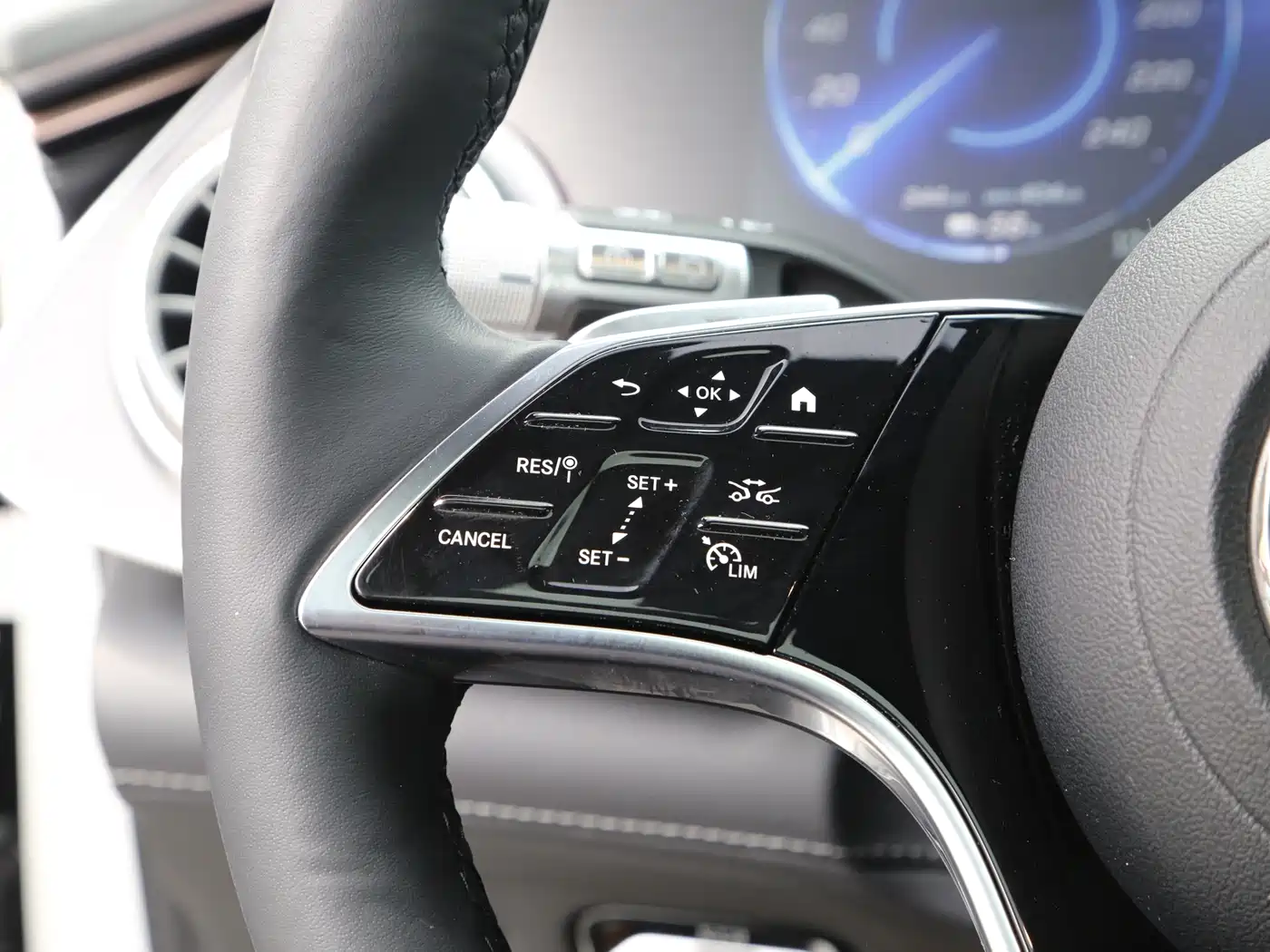 Mercedes-Benz EQS SUV 2023 450+ фото 13