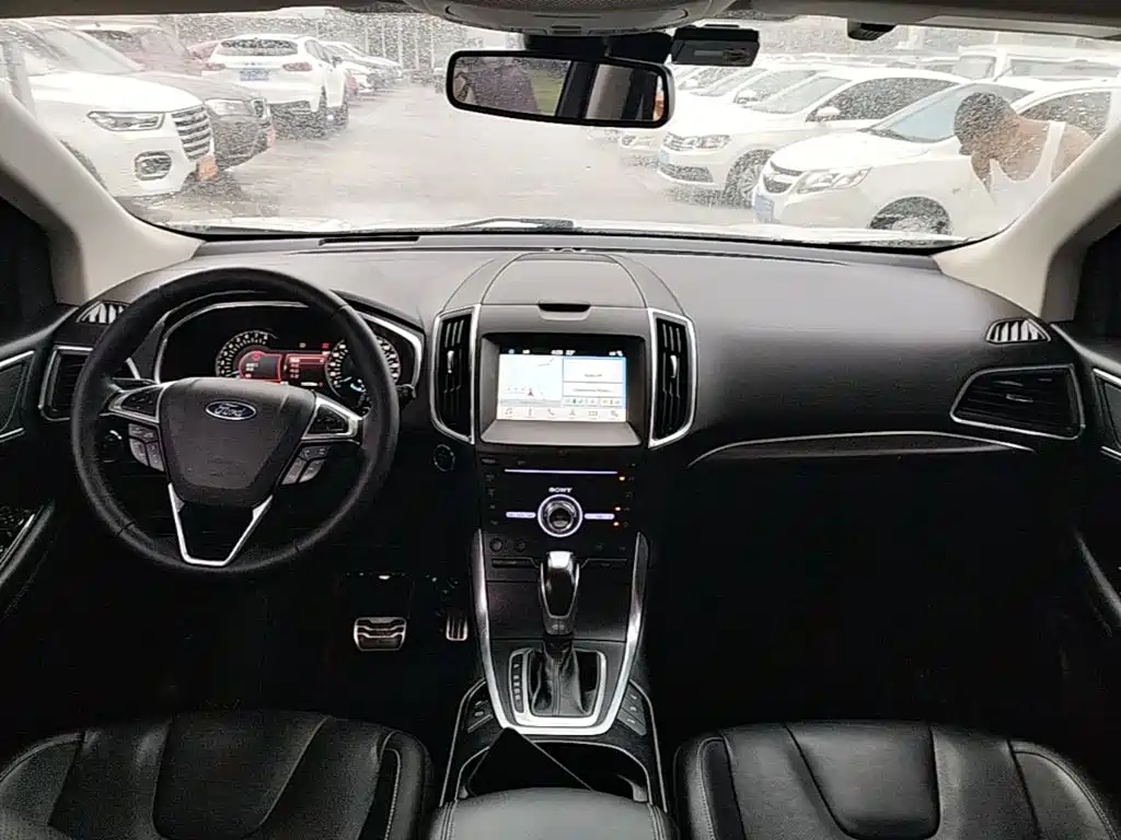 Фото 10 - Ford Edge
