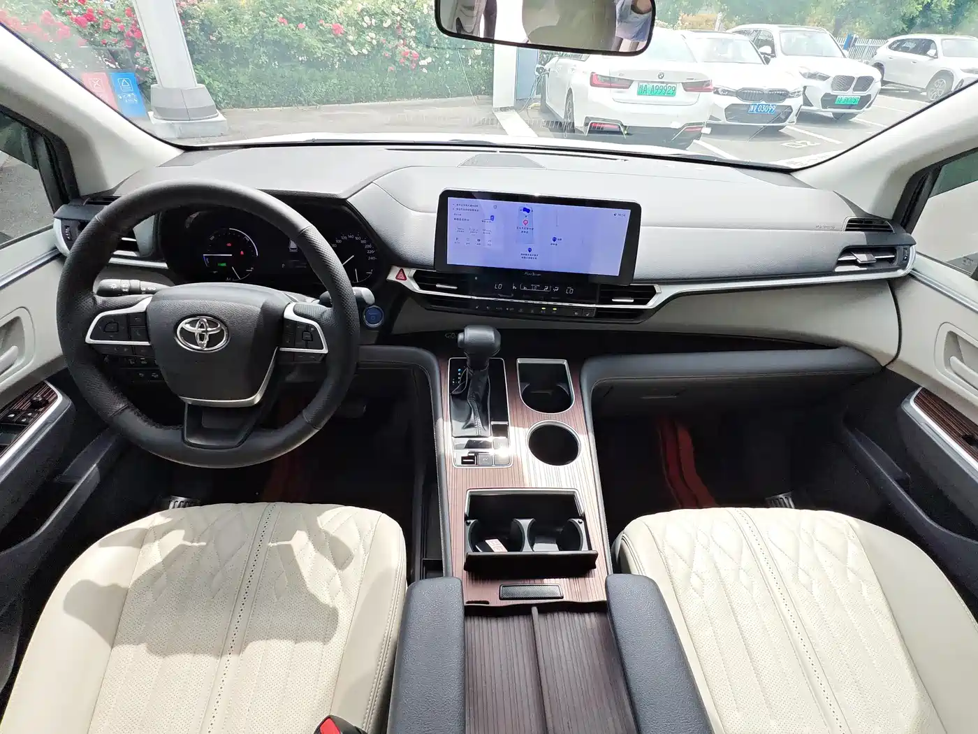 Toyota Granvia 2023 2.5L Hybrid Luxury Edition фото 18