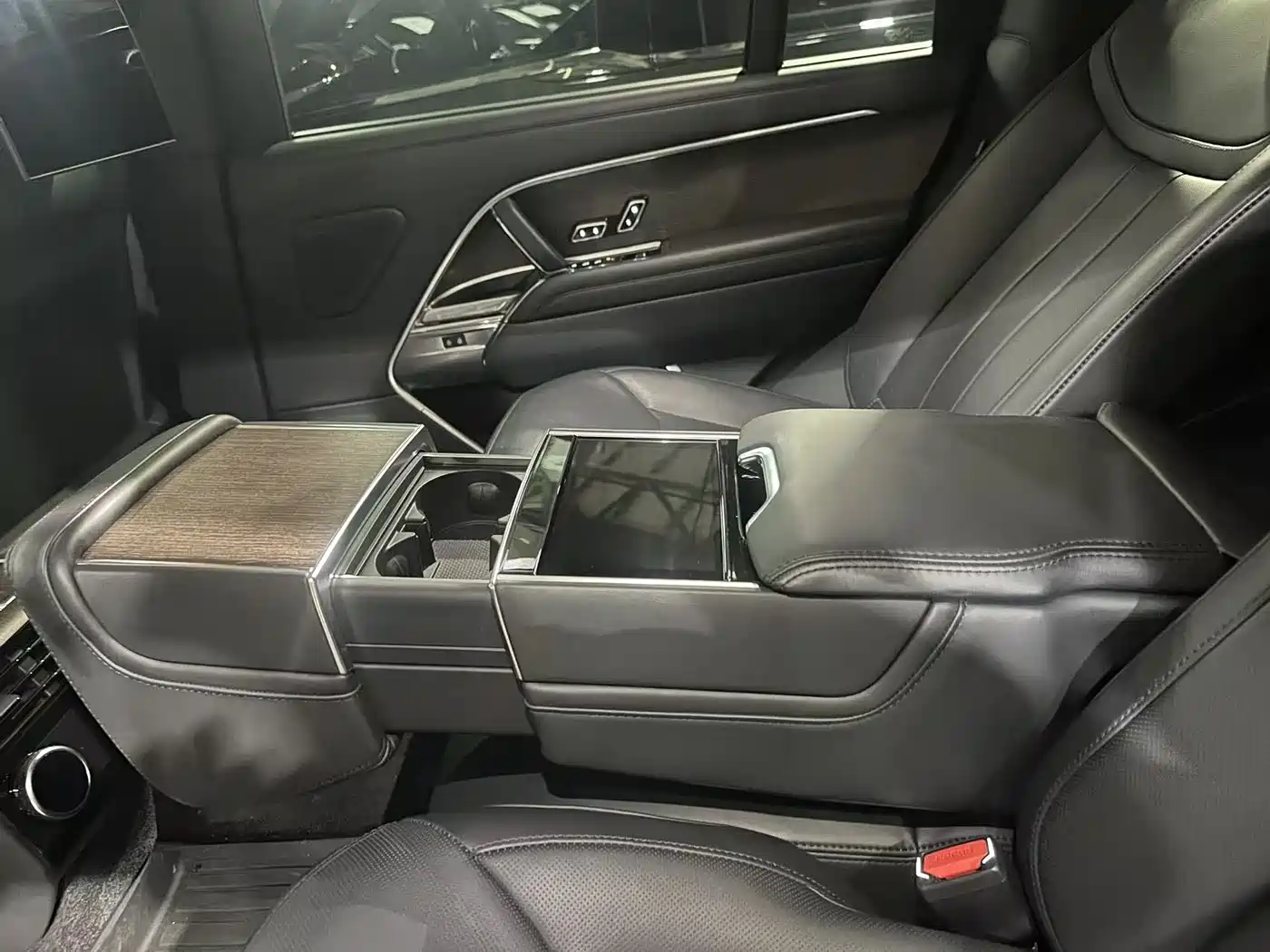 Land Rover Range Rover 2025 3.0 L6 400PS Genesis Extended Wheelbase фото 9