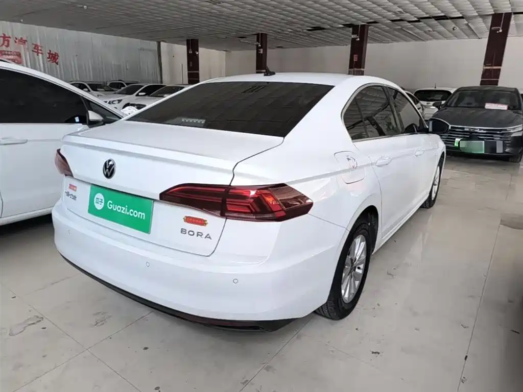 VOLKSWAGEN BORA