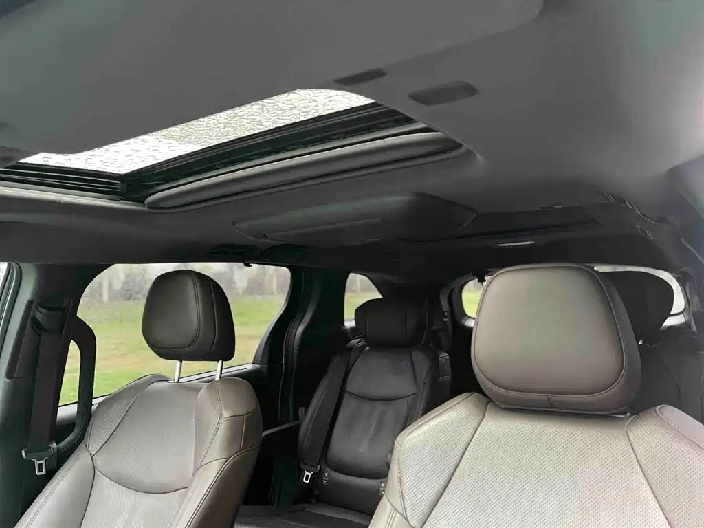 Toyota Sienna 2021 2.5L Hybrid Platinum Edition фото 10