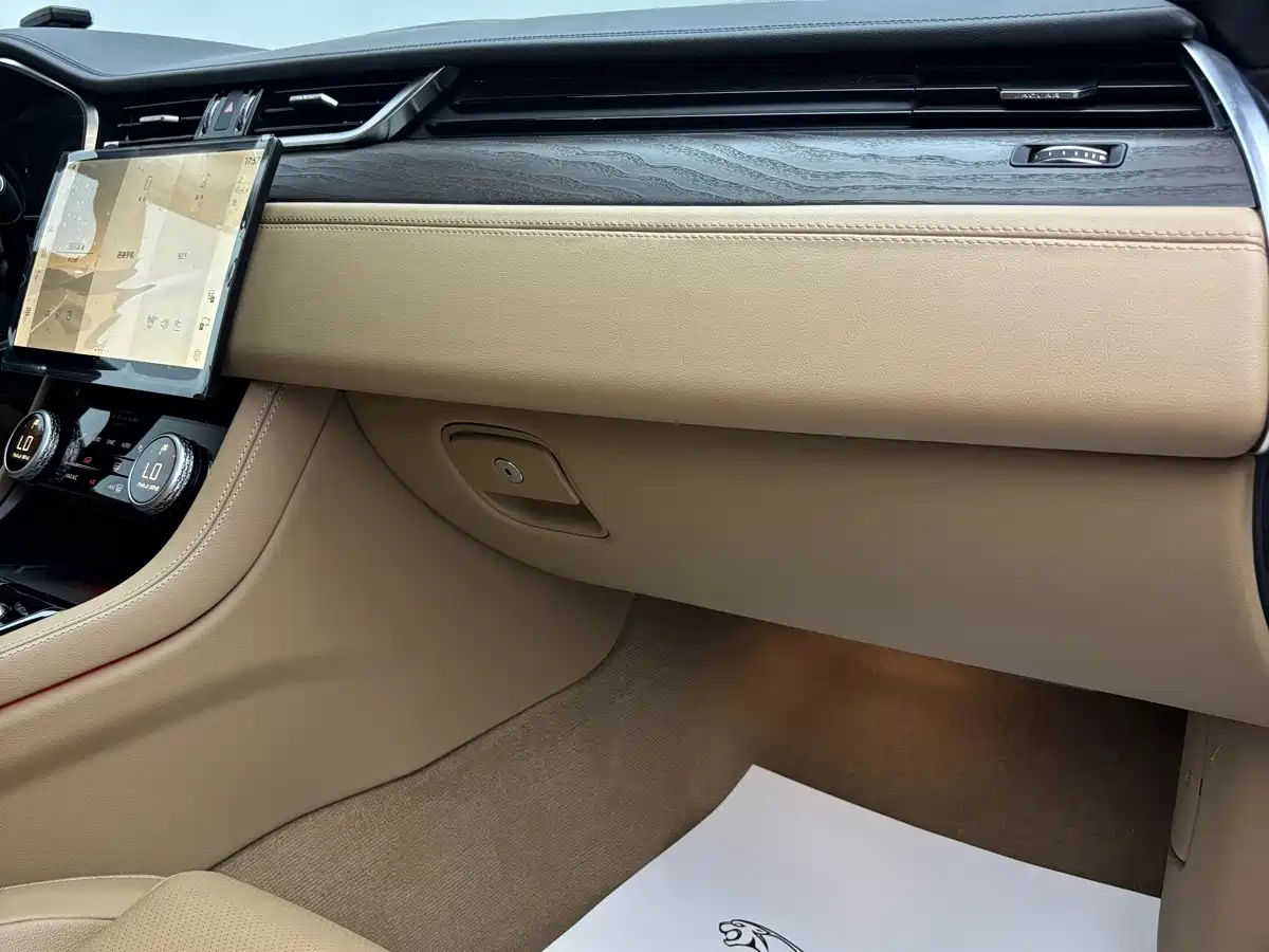 Jaguar XFL 2025 2025 2.0T P250 FWD Luxury Edition