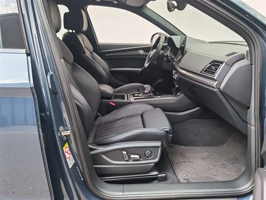 Audi Q5L 2025 45th Anniversary Edition 40 TFSI Luxury Sport фото 19