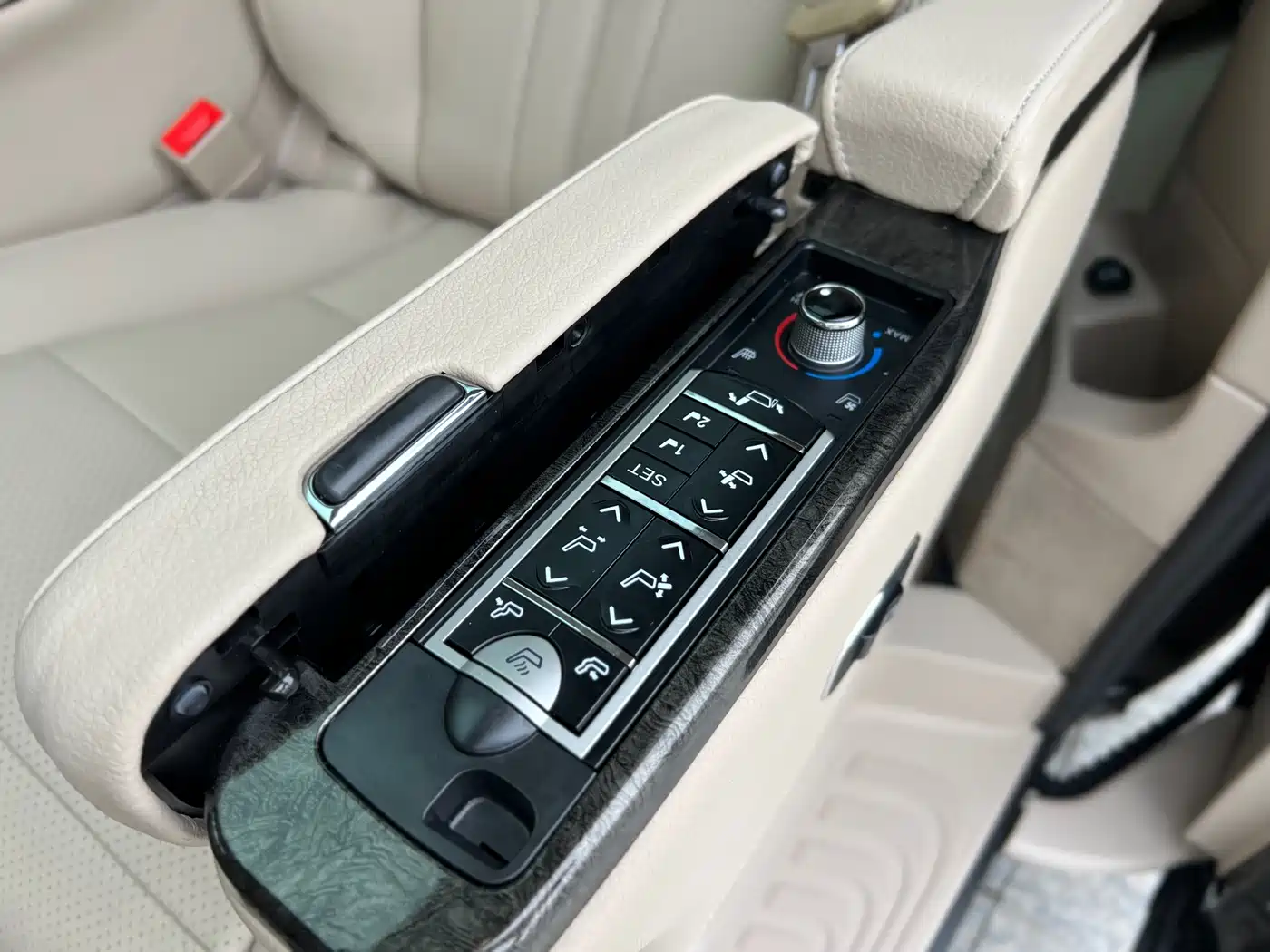 Mercedes-Benz V-Class 2017 Model V 260 L Premium Extended Edition фото 16