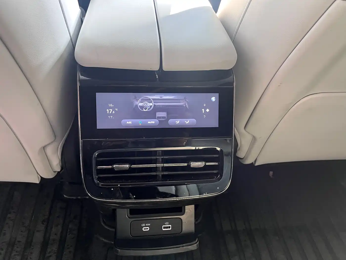 Voyah Auto VOYAH FREE 2025 318 259km 4WD Explorer Edition фото 10
